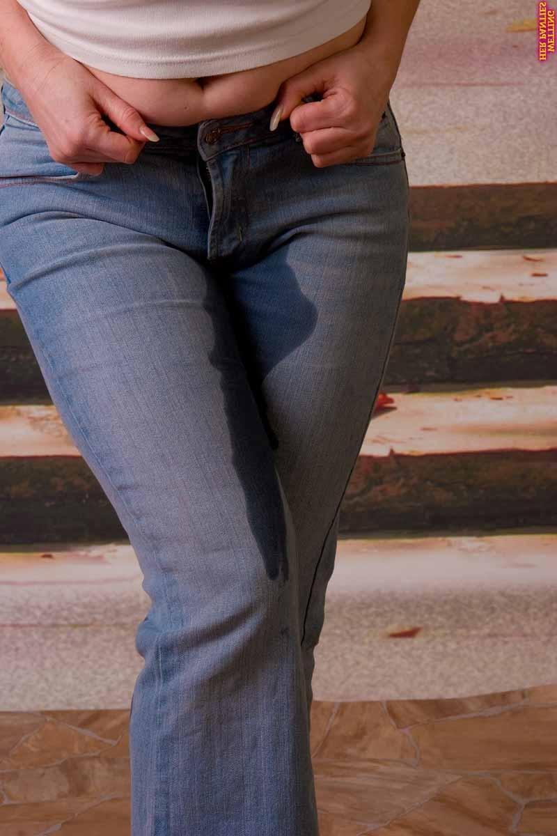 16P Housewife can not prevent peeing in her jeans