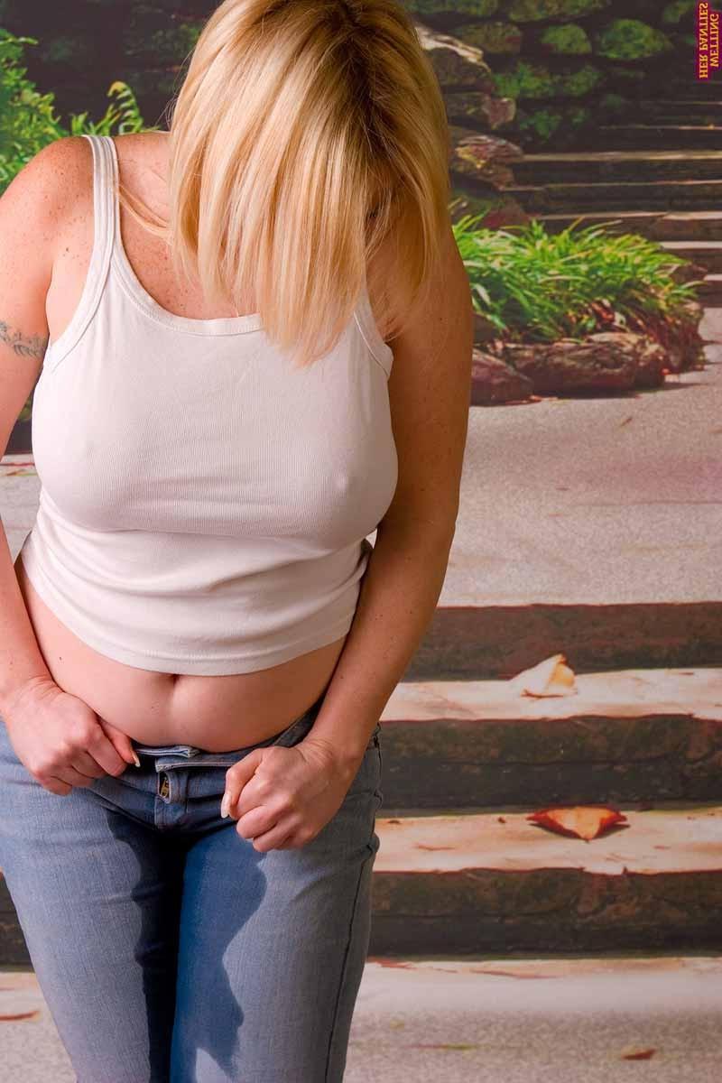 16P Housewife can not prevent peeing in her jeans