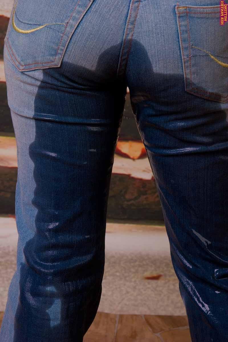 16P Housewife can not prevent peeing in her jeans
