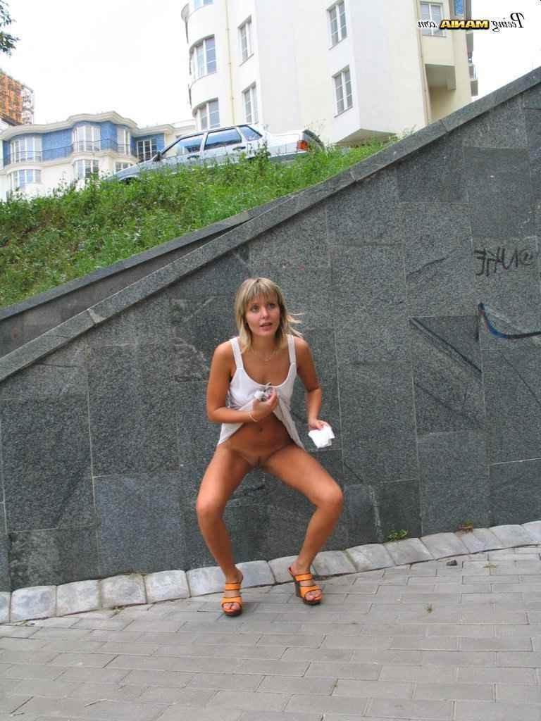16P Sexy blonde peeing outdoors