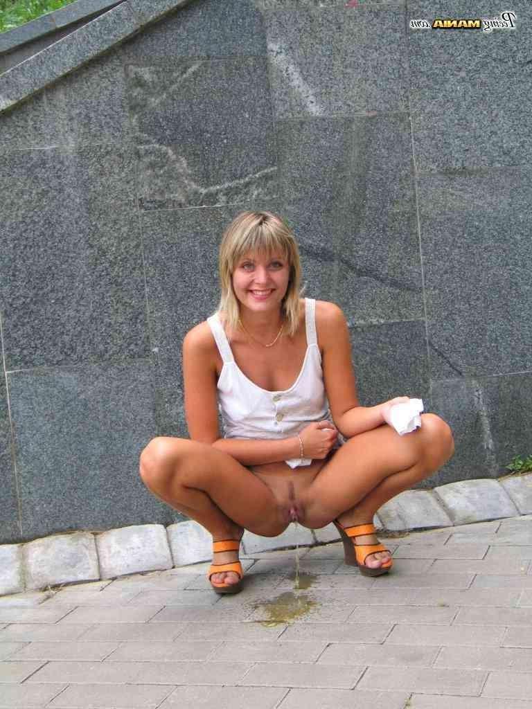16P Sexy blonde peeing outdoors