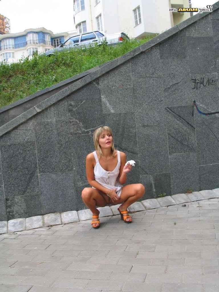16P Sexy blonde peeing outdoors