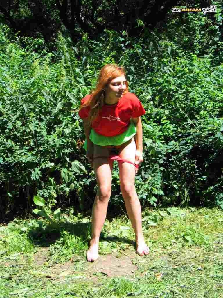 16P Girl peeing outdoors