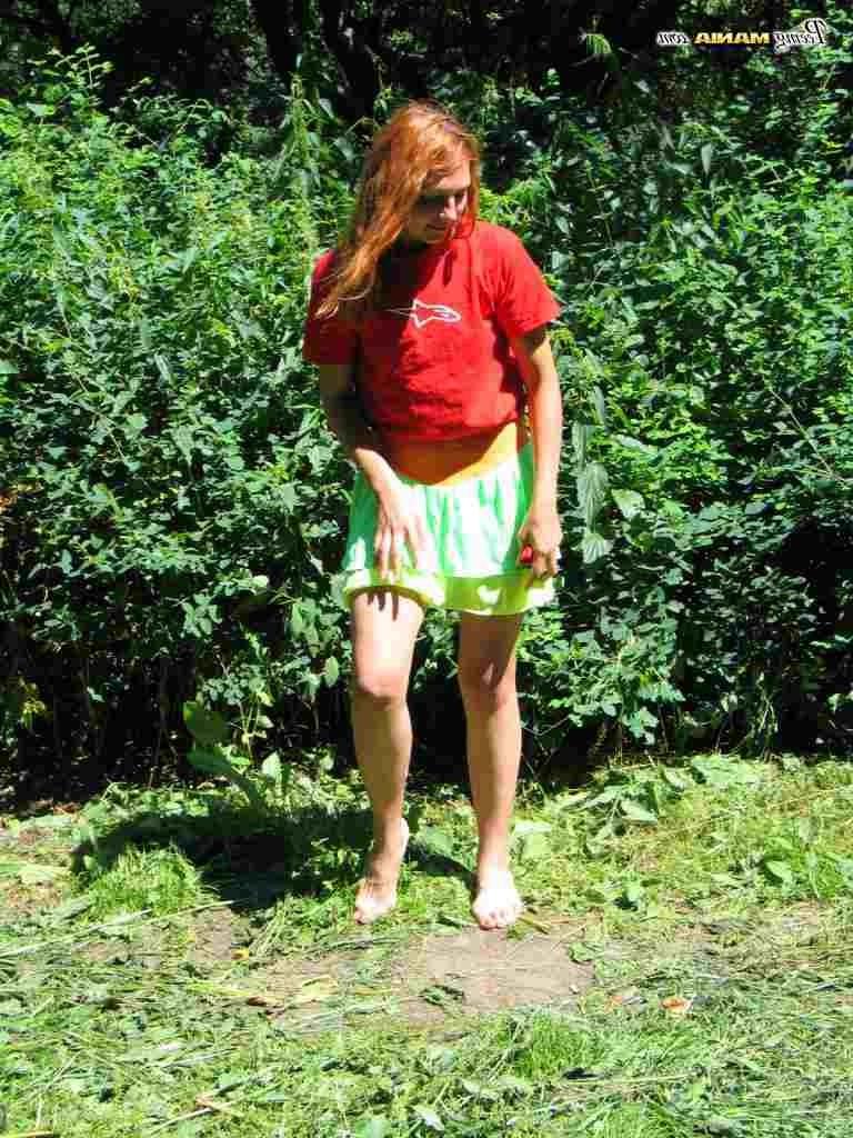 16P Girl peeing outdoors