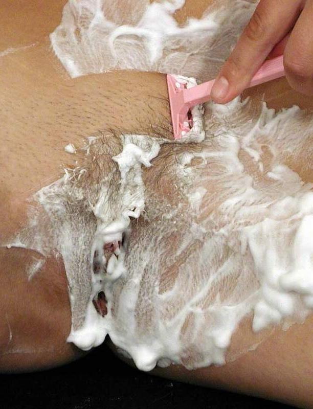 16P Single amateur babe shaving her juicy pussy clean
