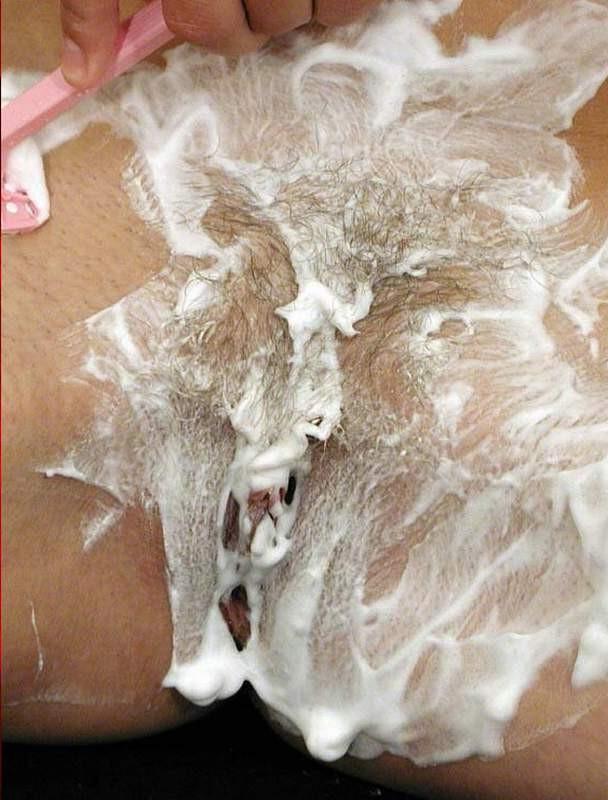 16P Single amateur babe shaving her juicy pussy clean