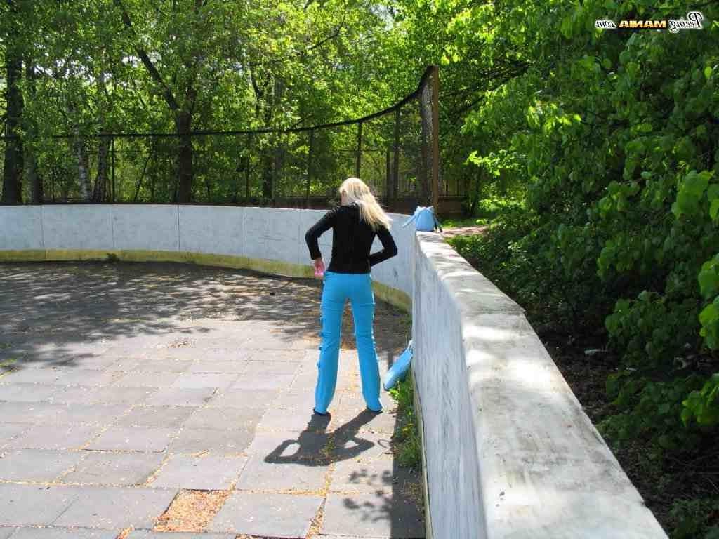 16P Hot bitch peeing outdoors