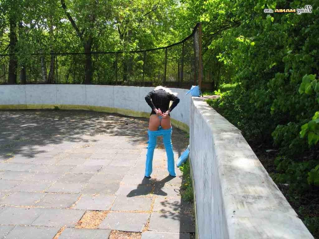 16P Hot bitch peeing outdoors