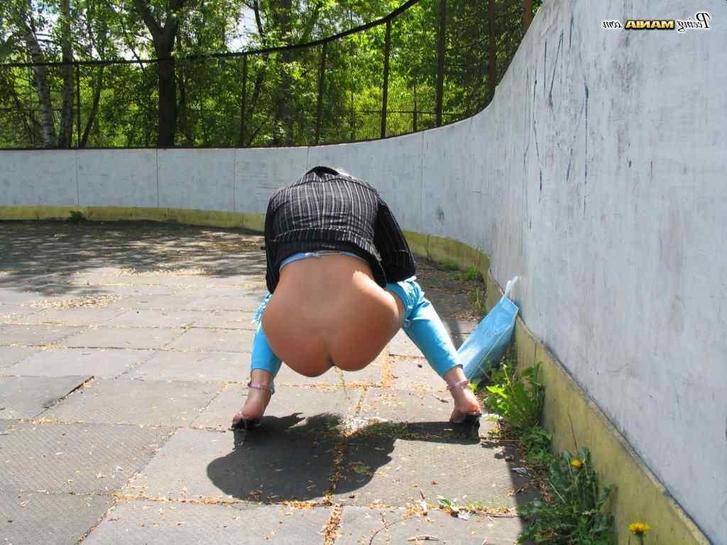 16P Hot bitch peeing outdoors