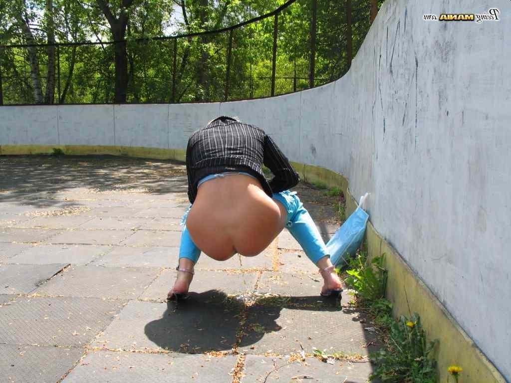 16P Hot bitch peeing outdoors