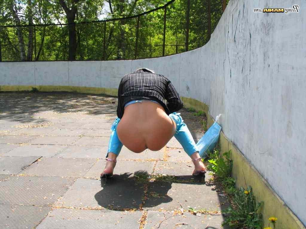 16P Hot bitch peeing outdoors