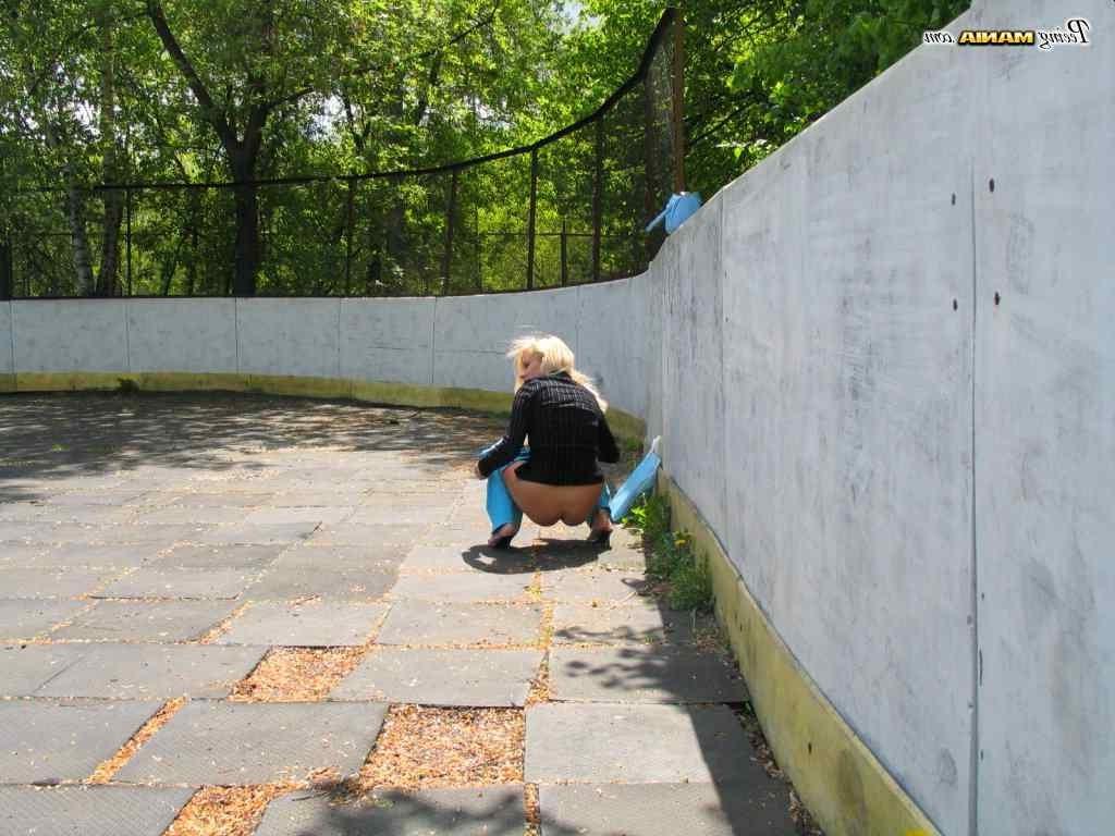 16P Hot bitch peeing outdoors