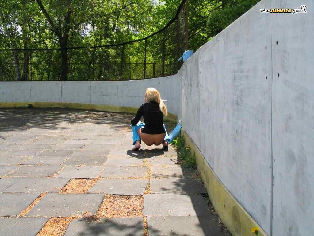 16P Hot bitch peeing outdoors