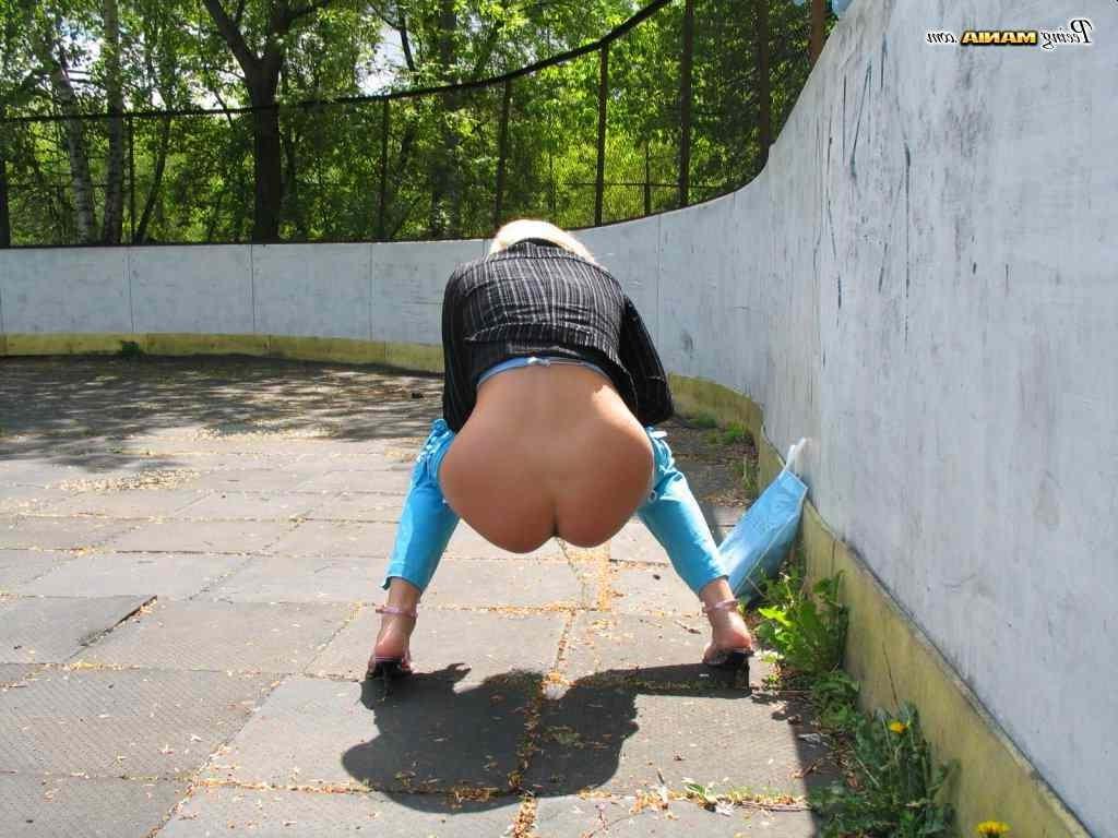 16P Hot bitch peeing outdoors