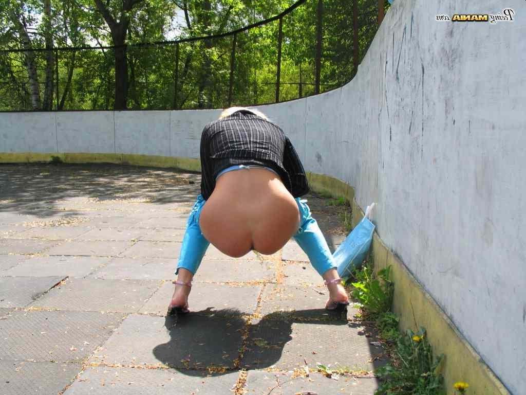 16P Hot bitch peeing outdoors
