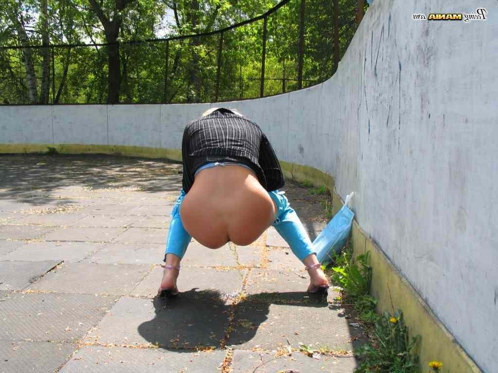 16P Hot bitch peeing outdoors