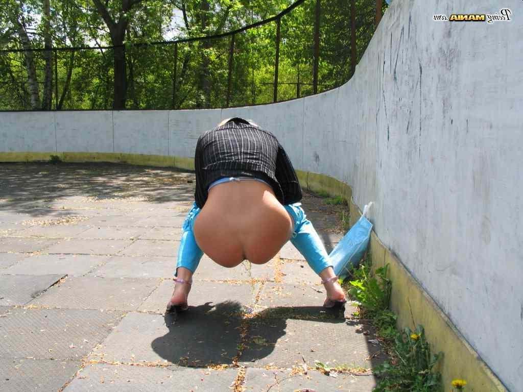 16P Hot bitch peeing outdoors
