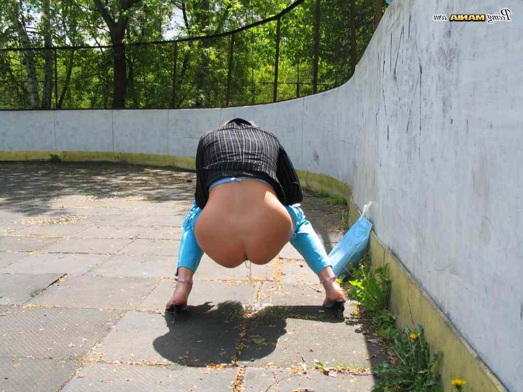 16P Hot bitch peeing outdoors
