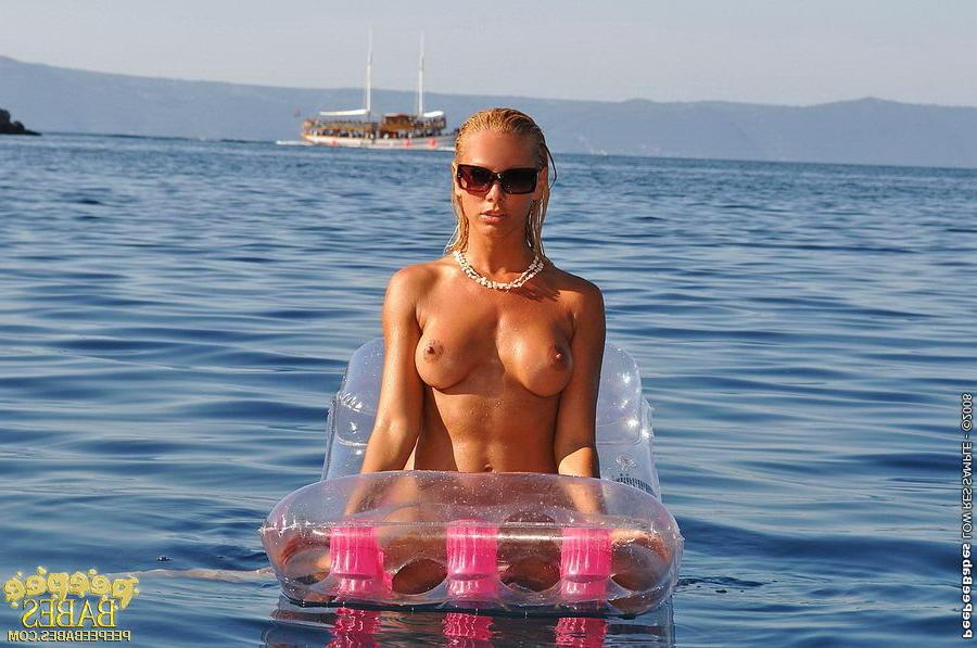 15P Hot babe laying on a raft and decides to be