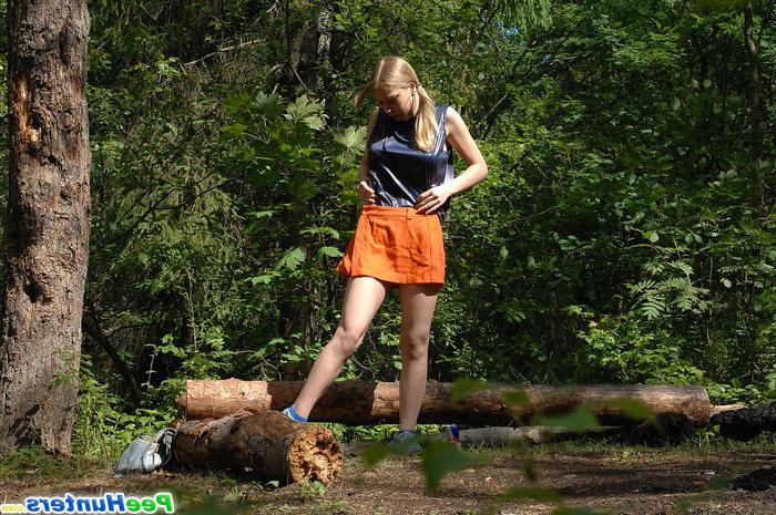 15P Süßes blondes Babe zieht sich aus und pinkelt im Wald