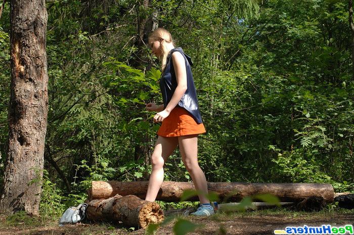 15P Süßes blondes Babe zieht sich aus und pinkelt im Wald