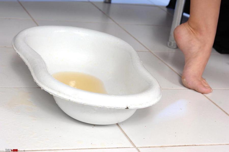 14P Teen Gives Urine Sample for pregnancy test