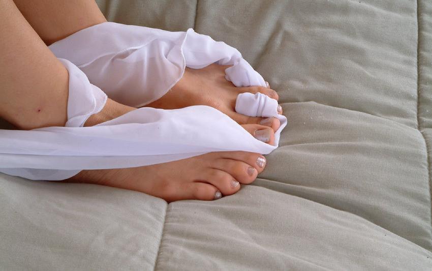 20P Gorgeous teen shows feet in bedroom