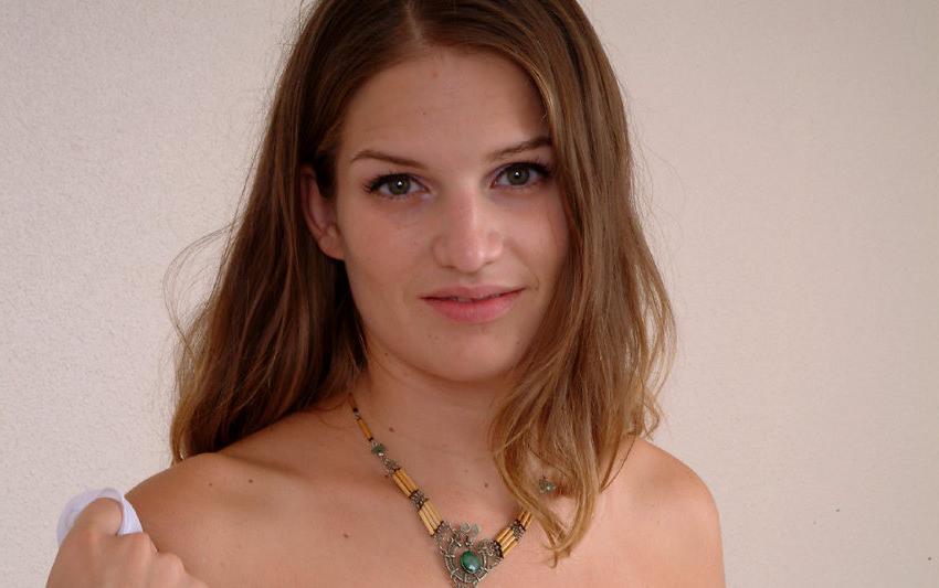 20P Gorgeous teen shows feet in bedroom