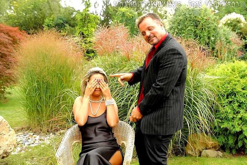 20P Babe opens her hairy cunt and lets a bladderful go