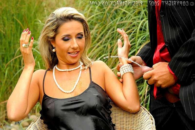 20P Babe opens her hairy cunt and lets a bladderful go