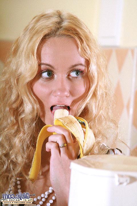 16P This pregnant babe seduced and fucked a bearded old man. .. Most Dutch girls are