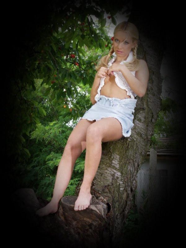 20P Awesome blond shows upskirt in park