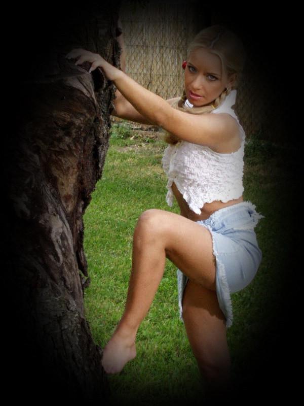 20P Awesome blond shows upskirt in park