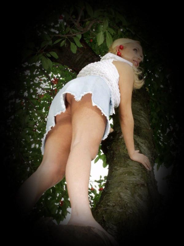 20P Awesome blond shows upskirt in park