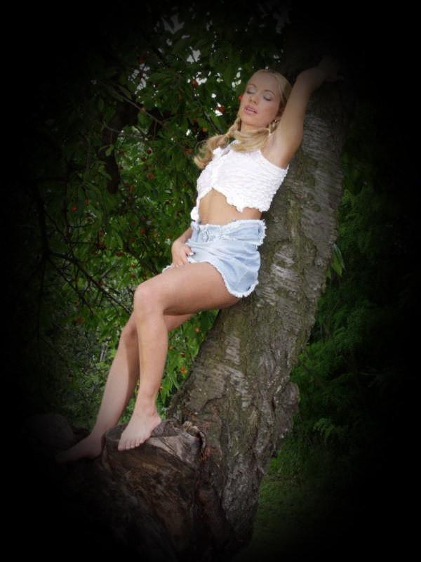 20P Awesome blond shows upskirt in park