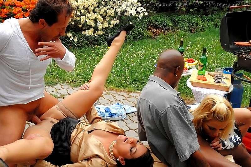 20P Black pimp takes a long pee on his tanned sluts