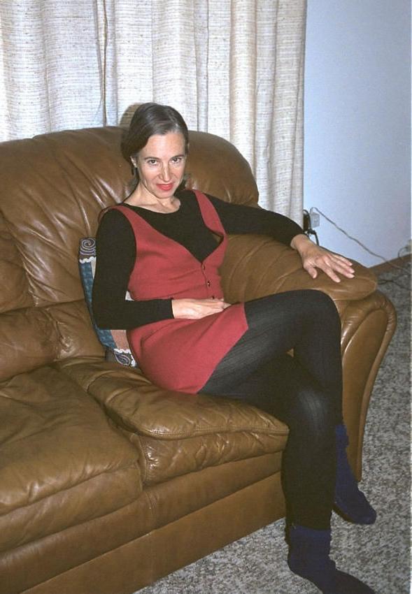 20P Awesome body granny on leather sofa