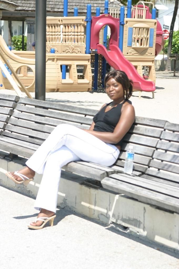 16P Lesbian babes admire feet at the park