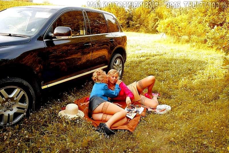 20P Voyeur watches how two babes drink eachothers pee