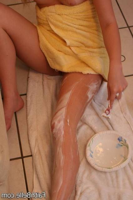15P Gorgeous blonde teen shaving her legs