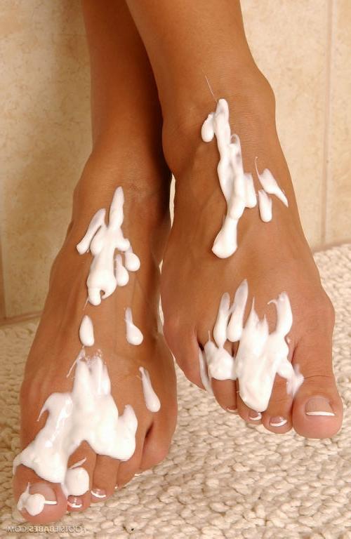 15P Pocahontas rubs lotion all over her perfect feet