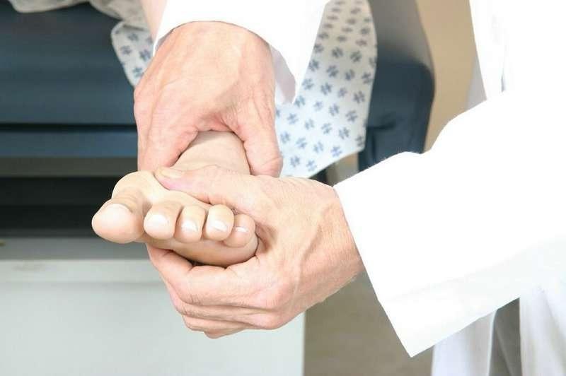 16P Footjob action with a doctor