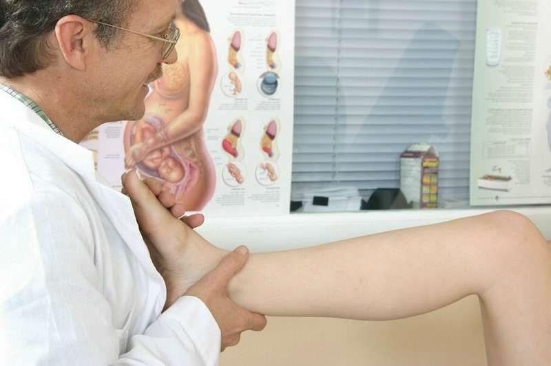 16P Footjob action with a doctor