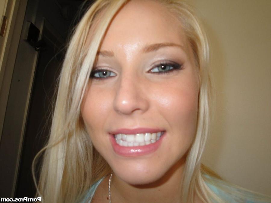 16P Diem Moore and hottie Vanessa Cage sharing a penis