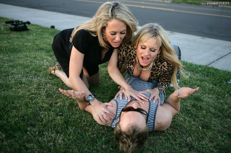 16P Two yummy Milfs with huge boobs share a large pecker at home