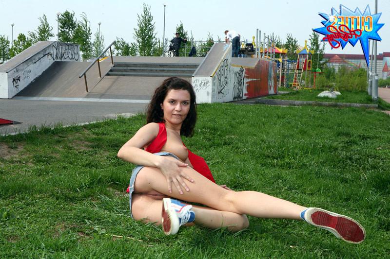 16P Terrific teen doll flashing body on a lawn in park