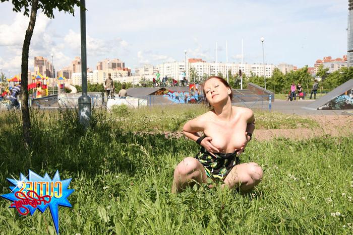 16P Gorgeous doll shows off naked on green lawn