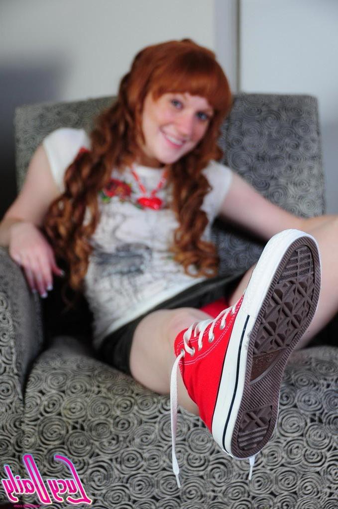 16P Pale redhead girl shows panties