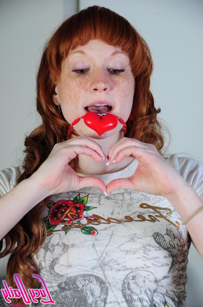 16P Pale redhead girl shows panties