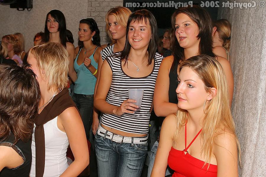 16P Party Hardcore :: Muskulöse Stripperinnen verführen betrunkene und geile Mädchen auf der Party